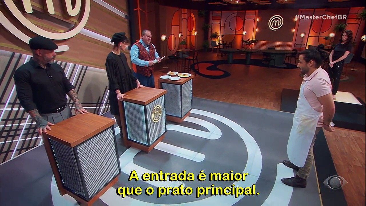 O cozinheiro deixou a desejar nos pratos — tartar de salmão, maionese de mostarda e chips de batata doce e salmão assado com creme de ervilha e batatas douradas — e na organização da bancada