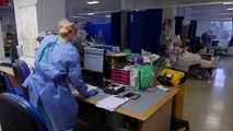 Francia apuesta por la tercera dosis y Reino Unido impone la vacunación a los sanitarios