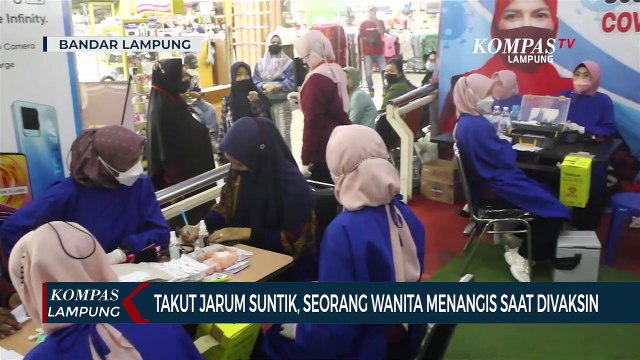 Takut Jarum Suntik, Seorang Wanita Menangis Saat Divaksin
