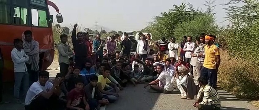 बस की टक्कर से स्कूटी सवार की मौत, ग्रामीणों ने बस में तोडफ़ोड़ कर जाम किया रास्ता