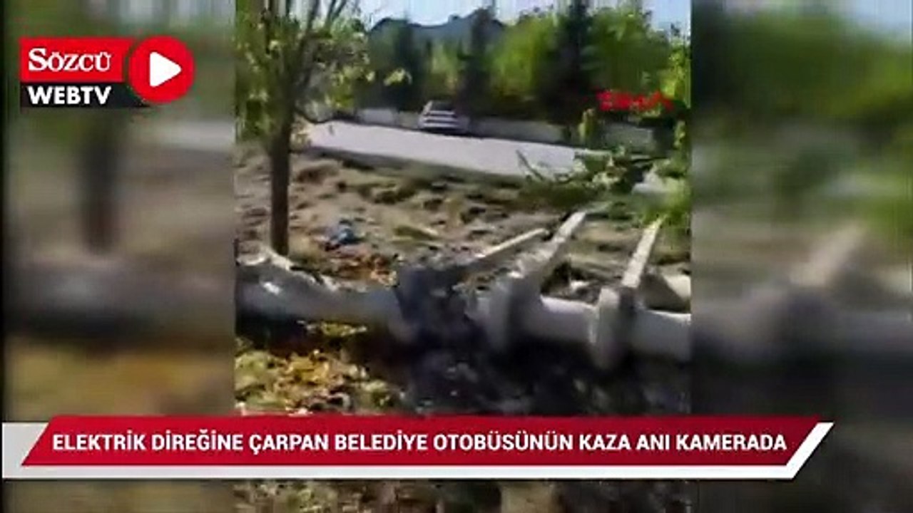 Elektrik direğine çarpan belediye otobüsünün kaza anı kamerada