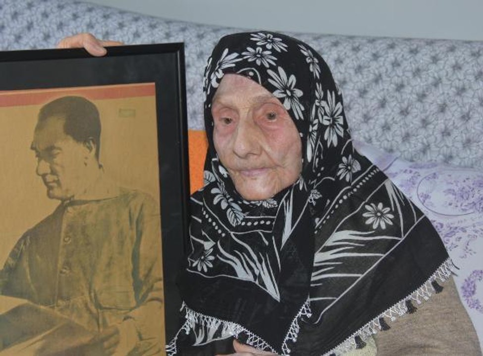 Atatürk'ü gören Atiye teyze, 10 Kasım'ı anlattı: Ustabaşı yanımıza gelip 'Atatürk öldü' dedi, çoğumuz ağlıyorduk