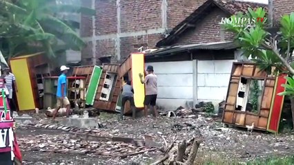 Petugas Bakar Kandang Judi Burung Merpati di Surabaya