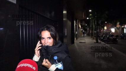 Gloria Camila intenta huir de las preguntas sobre su familia pegada a su teléfono móvil