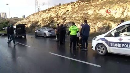 Kaza yapan araçlarının başında saygı duruşunda bulundular