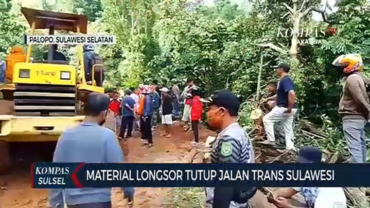 Material Longsor Tutup Jalan Trans Sulawesi