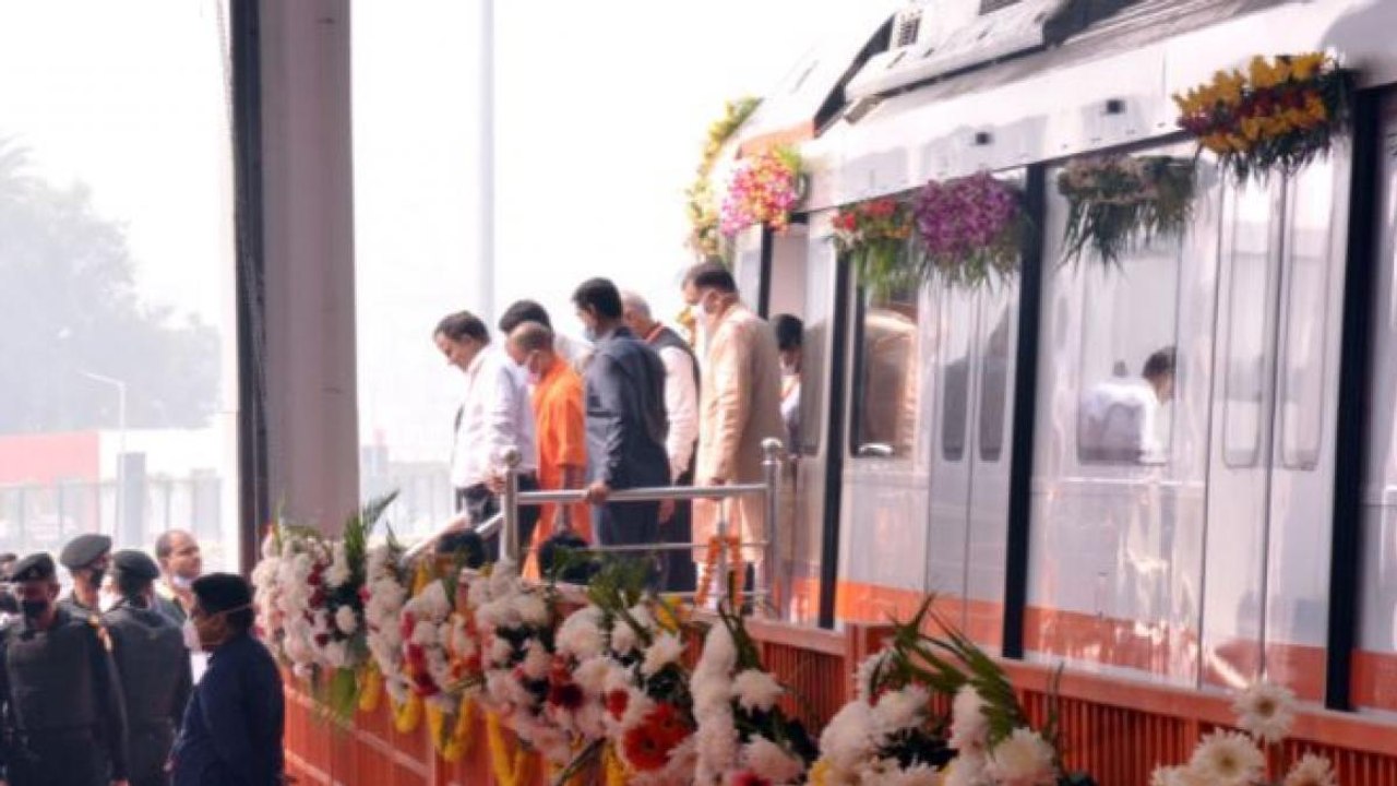 CM Yogi Adityanath flags off trial run of Kanpu...
