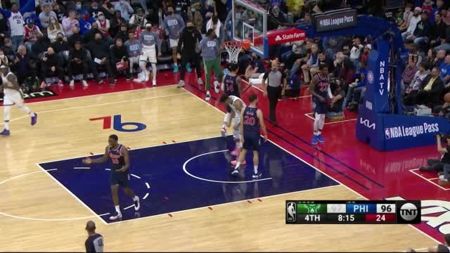 Giannis dunk sparks late run in Bucks win