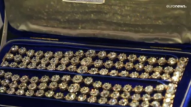 Королевские браслеты ушли с молотка