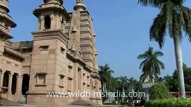 Devotees at Mulagandhakuti vihara buddhist temple, Sarnath