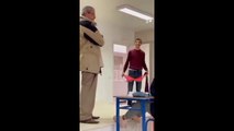 فيديو صادم تونس تلميذ يقوم بإلقاء ملابس داخلية نسائية على وجه أستاذه داخل القسم