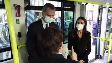 La Reina Letizia enamora con capa y guiño a Italia