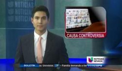 Un hombre coloca fotos pornográficas en su ventana