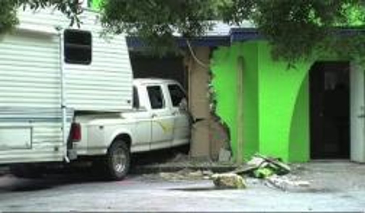 Se estrelló un vehículo contra edificio