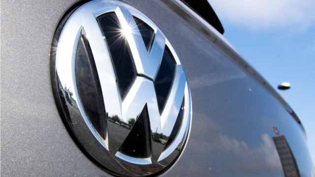 Voiture électrique : Volkswagen menace de supprimer des emplois par dizaines de milliers