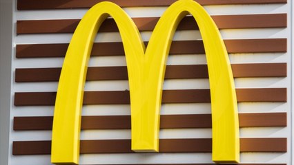 Il tombe sur une tige métallique dans son hamburger, McDonald’s tarde à réagir