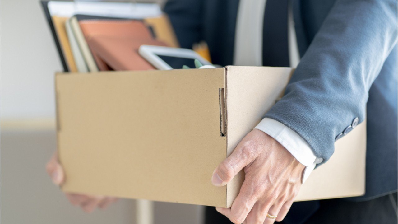 Quels sont les risques si mon patron découvre une carte de visite au nom de mon futur employeur ?