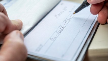 Elle dépose un chèque de 75 euros, le guichet de la banque affiche une somme astronomique