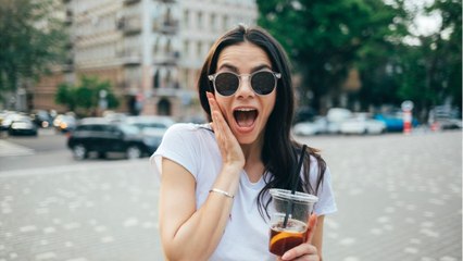 Garée sur une place de livraison, une voiture subit un traitement très particulier V2