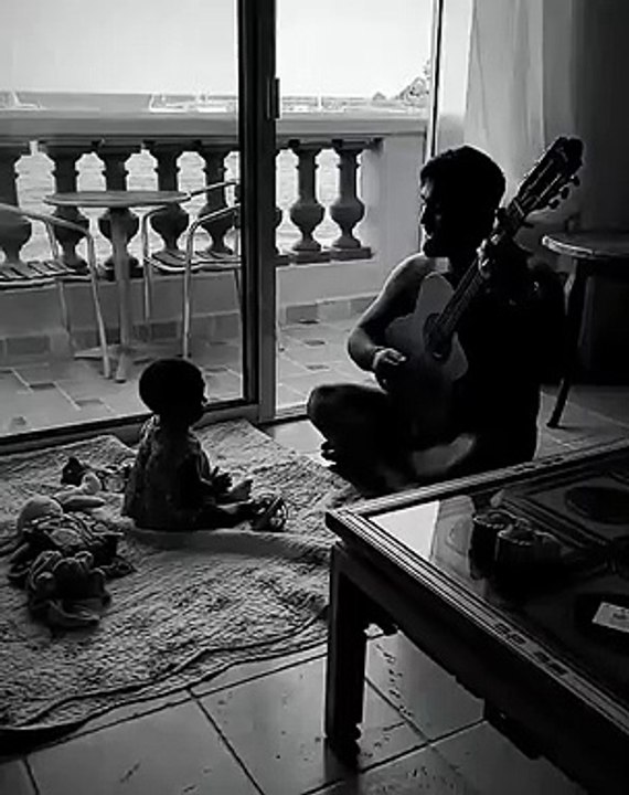 Kendji Girac chante pour sa fille Eva Alba, 11 mois.