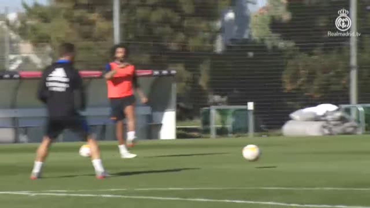 Valverde, Rodrygo y Mariano hacen parte del entrenamiento sobre el césped