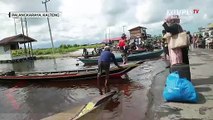 Demi Seberangi Banjir, Pengendara Roda Dua Rela Bayar Rp. 50.000 Gunakan Jasa Perahu