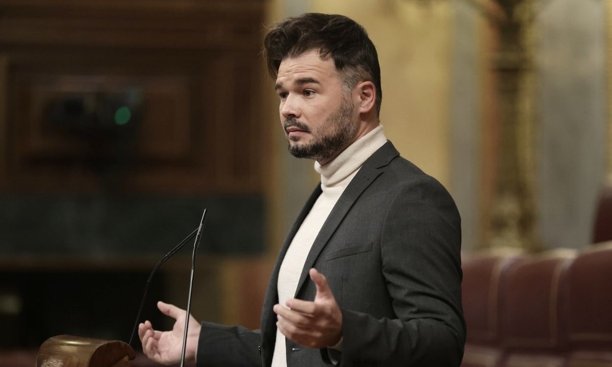 Rufián deja en evidencia a Abascal: "A usted con las vacunas le pasa como con la mili y los chiringuitos"