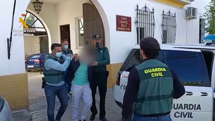 Video de la detención del autor del robo de un coche con un niño de 6 años en su interior.