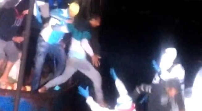 Migranti, soccorso peschereccio incagliato nelle acque del porto di Pozzallo (10.11.21)