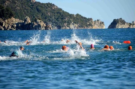 Atatürk'ü yüzerek andılar