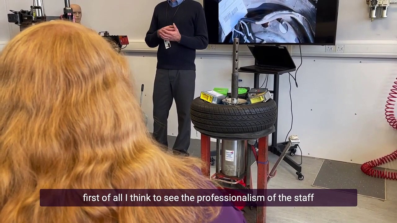 Minister Long visits Forensic Sciences NI