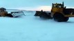 Beau travail d'équipe pour ces conducteurs de pelleteuse qui sortent un collègue d'un lac gelé