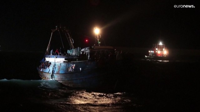 Migrantes resgatados na costa da Sicília