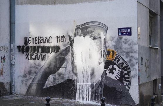 Sırbistan'daki savaş suçlusu Mladic'in duvar resmi kireçle kaplandı