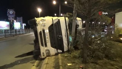 Video herunterladen: Virajı alamayan tır, aydınlatma direğine çarparak durabildi