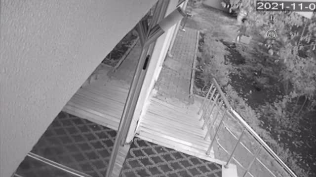 GAZİANTEP - Küçük kızın Türk bayrağı sevgisi güvenlik kamerasına yansıdı