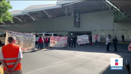 Trabajadores de aduanas protestan en el AICM por despidos injustificados