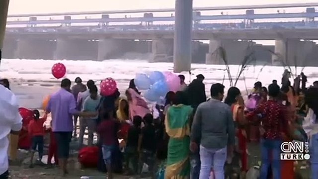 Yamuna Nehri zehirli köpükle kaplandı