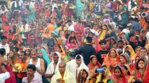 Chhath Puja: People offer Arag to God Sun