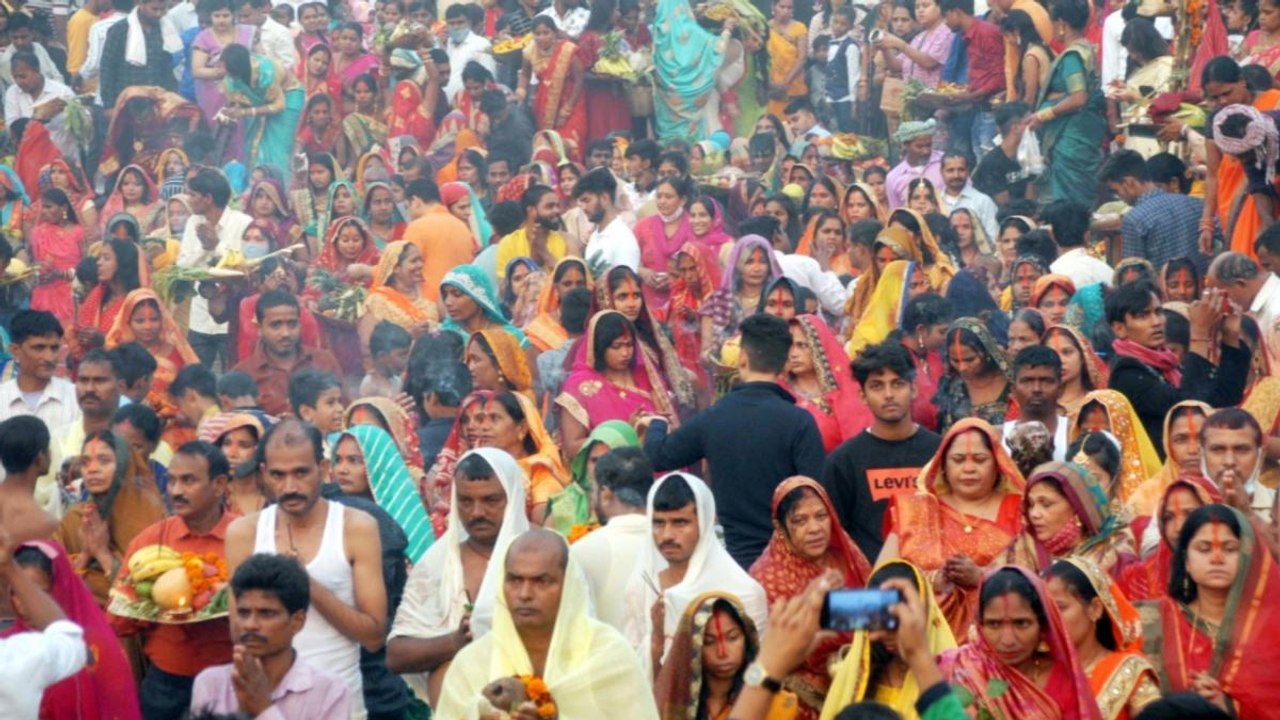 Chhath Puja: People offer Arag to God Sun