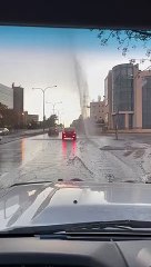 تدفق كميات كبيرة من المياه بسبب انكسار أحد الخطوط بعمان