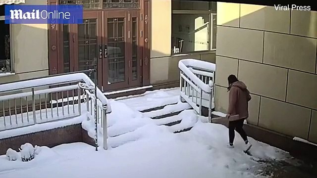 امرأة تنجو من سقوط قطع ثلجية بأعجوبة: فيديو يتجلى فيه معنى الحظ السعيد