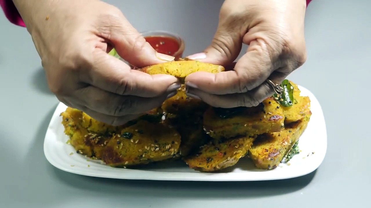 कम तेल व सुपर स्वाद वाला स्पेशल नाश्ता आलू मुठिया। Specia Aloo Muthia Recipe | Steamed Potato Muthia