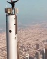 ويل سميث يتسلق برج خليفة ويجلس على قمته