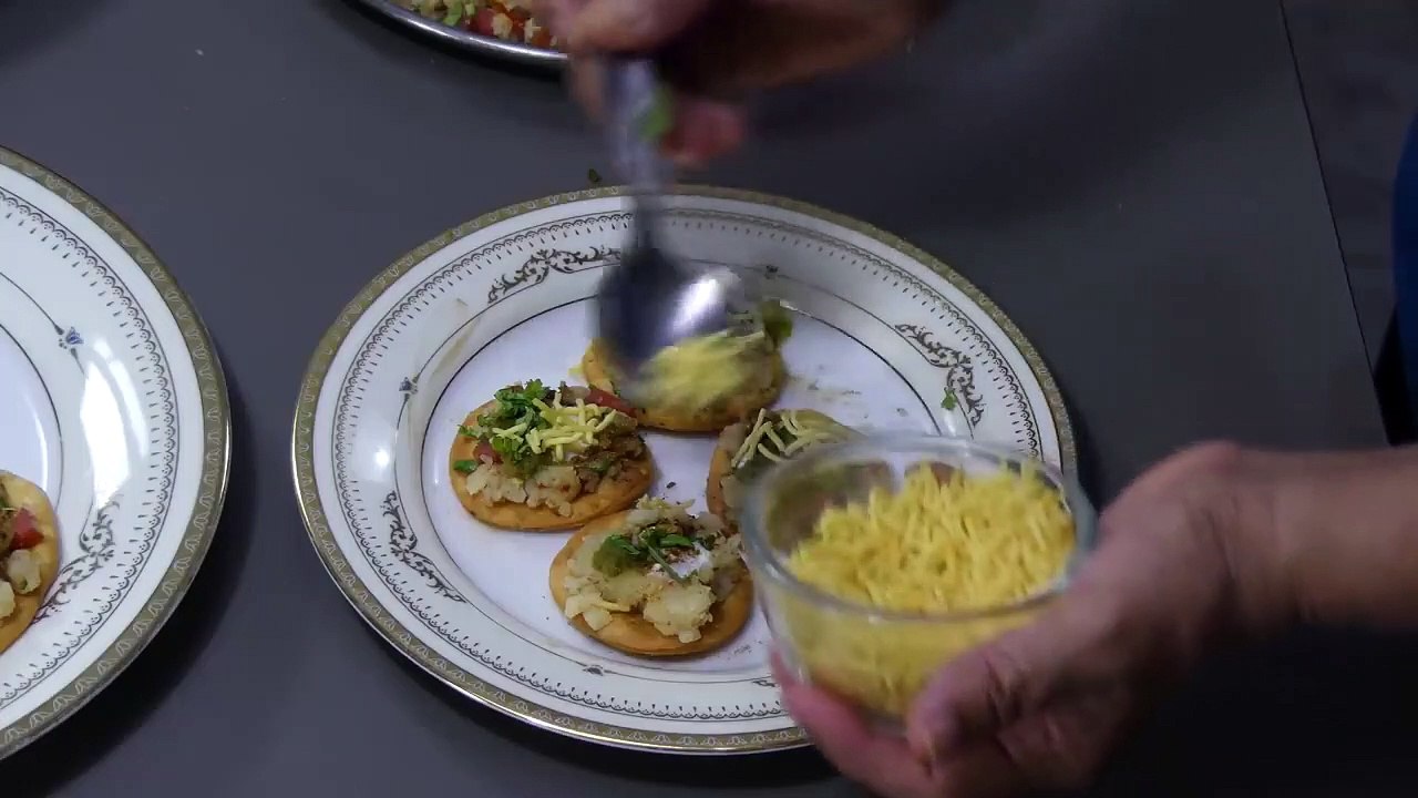 कुरकुरे पकवान की स्वाद भरी चाट । Pakwan Chaat Recipe ।  Kutchi Pakwan Chaat recipe - Street Food