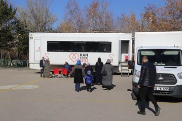 Minikler "bağışta bulunun" deyince velileri kan vermek için okula koştu