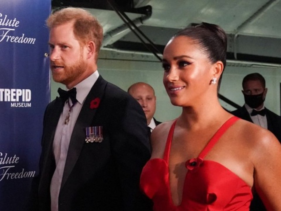 Comeback auf dem roten Teppich: Herzogin Meghan strahlt in roter Robe