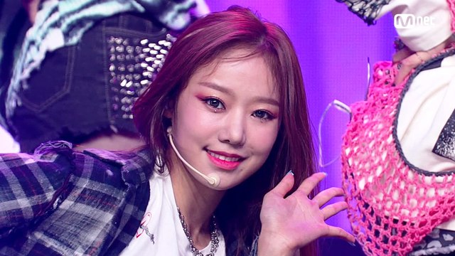 'bugAboo(버가부)'의 판타지 가득한 'bugAboo' 무대