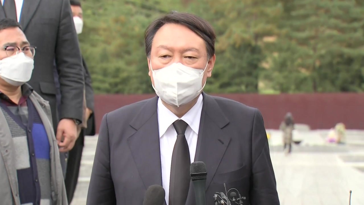 윤석열, 故 노무현 묘역 참배..."가장 사랑받은 대통령" / YTN