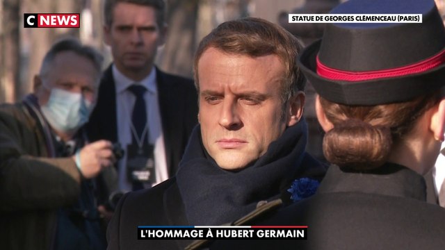 Emmanuel Macron se recueille devant la statue de Georges Clemenceau